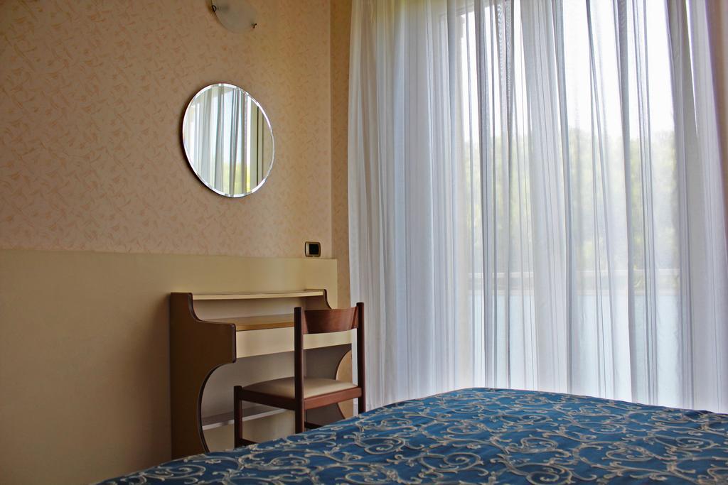 Hotel Royal Мізано-Адріатіко Екстер'єр фото